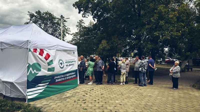 Жители Новочеркасска могут бесплатно проверить свое здоровье Во вторник 9 сентября с 8 30 в Новочеркасске вновь начнет работать пункт экспресс обследование здоровья Горожане могут бесплатно пройти чек ап в рамках губернаторского проекта Медицина на Дону Для участия при себе необходимо иметь паспорт напомним анализ крови проводится натощак Работа медиков будет организована с 8 30 до 12 30 на площадке рядом с магазином Пятерочка ул Буденновская 161 В экспресс обследование входит измерение артериального давления роста веса и расчёт индекса массы тела экспресс тест на уровень глюкозы и холестерина в крови определение уровня кислорода в крови электрокардиография флюорография После экспресс обследования горожане могут проконсультироваться с терапевтом кардиологом и эндокринологом