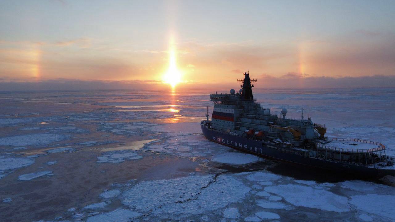 Атомный ледокол Сибирь вышел на проводку судов в Финский залив Впервые за 15 лет акватория Финского залива покрылась льдом толщиной до полуметра Росатом направил туда атомный ледокол Сибирь для безопасной проводки танкеров и крупномонтажных судов За последнее время ледокол уже обеспечил шесть проводок предотвратив возможные сбои в грузоперевозках aari official Читай нас в MAX Читай нас в Telegram