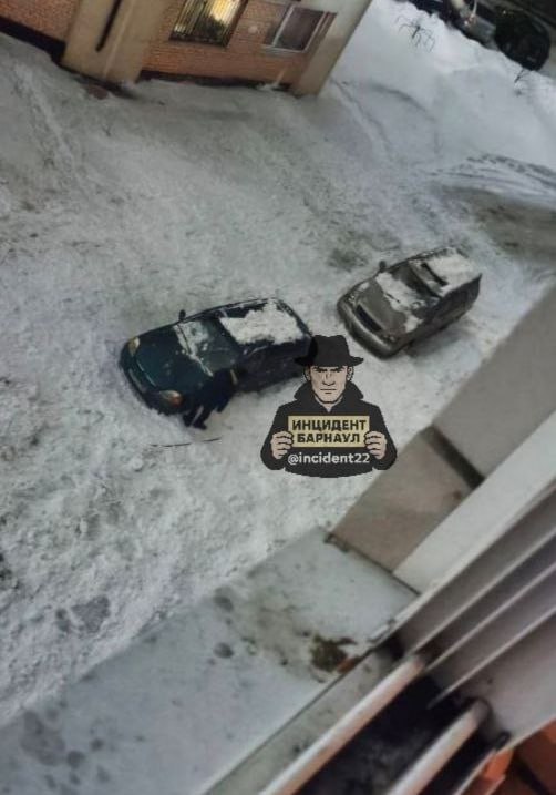 Припаркованные авто пострадали из за схода снега на улице Целинной в Барнауле В Барнауле вечером 10 февраля с крыши дома на улице Целинной сошел снег повредив припаркованные автомобили сообщили местные жители в соцсетях По словам автора публикации в Инцидент Барнаул это случилось из за оттепели Судя по фотографиям с места происшествия снежная масса сошла с кровли многоквартирного дома и накрыла как минимум два автомобиля стоявших у стены здания О характере и степени повреждений машин не уточняется В комментариях пользователи задаются вопросом почему управляющие компании или ответственные службы не очистили крышу от снега и наледи заранее В то же время часть горожан считает что автомобилисты должны учитывать погодные условия и возможный сход снега Люди сами должны видеть что такое потепление и снег с крыш скатывается Машины следует парковать вне зоны схода снега написала одна из комментирующих Подписаться на amic ru Читаем и обсуждаем новости в Max