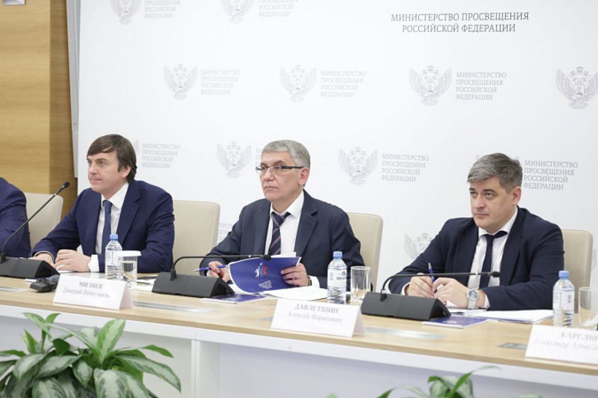 В Тульской области соберутся более 700 учителей физкультуры на Всероссийском съезде учителей физической культуры   newstula ru fn 1808446 html 24 февраля Губернатор Тульской области председатель комиссии Госсовета РФ по направлению Физическая культура и спорт Дмитрий Миляев Министр просвещения РФ Сергей Кравцов Министр спорта РФ Михаил Дегтярев провели в Москве заседание организационного комитета Всероссийского съезда учителей физкультуры   Прислать новость Подписаться   Мы в MAX