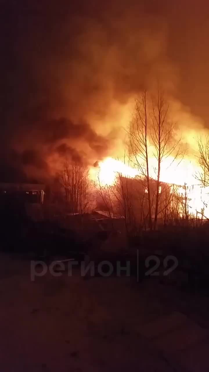 Пожар в расселенном доме в Волгограде: все деревянные перекрытия выгорели