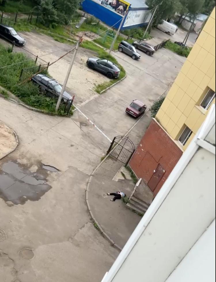 Народный корреспондент: «Женщина выпала из окна многоэтажки в Сыктывкаре» Очевидец сообщил редакции БНК о неподвижно лежащем человеке во дворе дома по улице Карла Маркса. Сейчас на месте работают медики скорой помощи. Как сообщил БНК руководитель Территориального центра медицины катастроф Михаил Сурин, состояние у пострадавшей крайне тяжелое, она на искусственной вентиляции легких. Женщину госпитализировали в Коми республиканскую клиническую больницу.