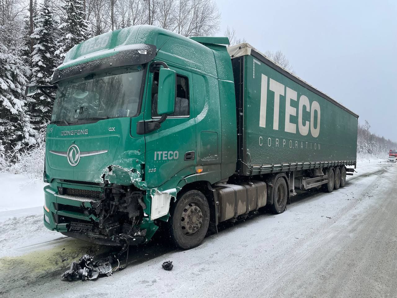 В Тайшетском районе столкнулись три автомобиля, в том числе фура. В результате погибли женщина и 10-летняя девочка  Авария произошла в районе 13:30 на 1253 км федеральной трассы Р-255 «Сибирь».   По предварительной информации, водитель «Лада Приора» при обгоне впереди идущей грузовой машины «ДонгФенг» с полуприцепом столкнулся со встречным автомобилем «Тойота Премио», которую от удара отбросило на фуру.   В результате случившегося женщина 1962 года рождения, а также 10-летняя девочка, находившиеся на пассажирских сидениях, погибли на месте.   В медицинское учреждение также доставлены оба водителя и два пассажира легковых автомобилей. Кроме того, полицейские выяснили, что водитель Лады не имеет водительского удостоверения.