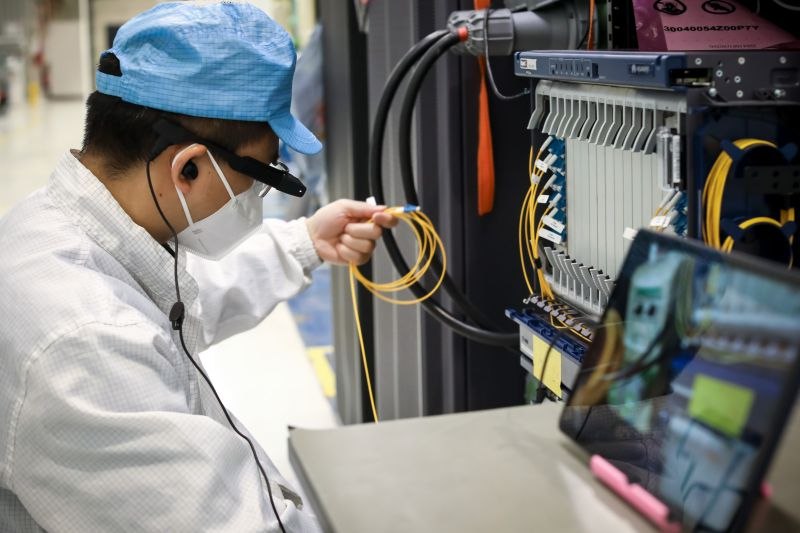 Основатель Huawei, Жэнь Чжэнфэй, в интервью для People’s Daily признал, что технологии компании отстают от западных на одно поколение, но заявил, что санкции неэффективны. Он подчеркнул, что Huawei продолжает развивать свои чипы даже в условиях ограничений и запатентовала технологии упаковки, что может помочь достичь конкурентоспособности. По его словам, США переоценили достижения Huawei, и компании предстоит усердно работать для достижения необходимого уровня. Он отметил, что в Китае имеется достаточно разработчиков, что позволяет надеяться на успешное преодоление текущих вызовов. Huawei ежегодно инвестирует $25 млрд в НИОКР, что должно обеспечить создание конкурентоспособных чипов. Источник: Bloomberg Дополнительно: Reuters