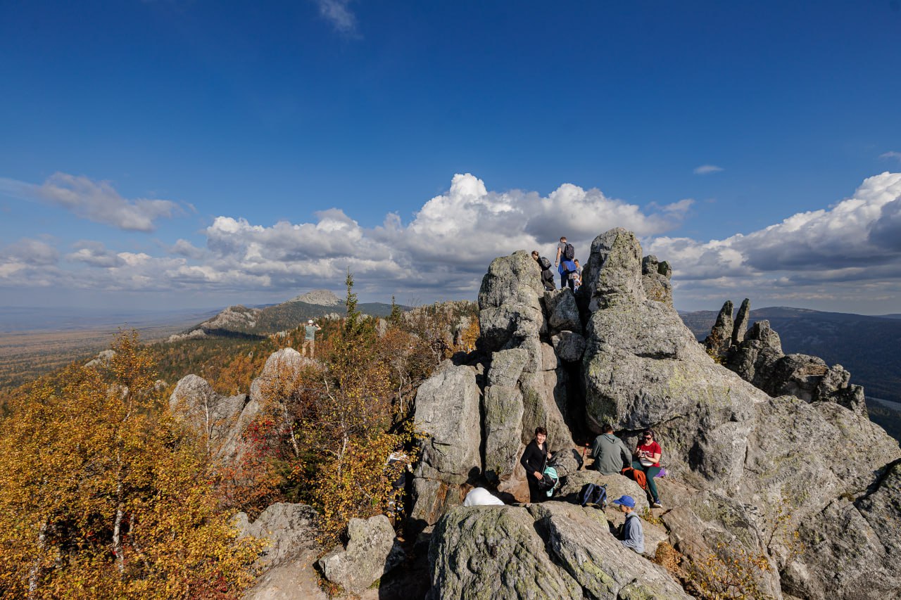 Более 1 6 млн туристов посетили Южный Урал в 2025 году Свыше 1 3 млн человек останавливались в гостиницах и на базах отдыха По сравнению со спадом пришедшимся на время пандемии турпоток в регионе вырос в два раза Цифры привела начальник Главного управления координации развития туризма Челябинской области Анастасия Понькина Челябинская область интересна в любой сезон Летом точками притяжения становятся наши озера национальные парки экологические тропы А зимой горнолыжные курорты В прошедший летний сезон количество туристских поездок в регион составило порядка 800 тысяч что на 15 тысяч больше чем годом ранее а зимой ожидаем около 400 тысяч туристов Управление работает над созданием календаря туристических событий налаживает взаимодействие с другими регионами изучая их опыт и внедряя лучшие практики На ближайшие пять лет в Челябинской области запланированы 11 крупных проектов в сфере туризма из федерального бюджета финансируется развитие таких проектов как челябинский Фанпарк магнитогорское Притяжение где в будущем появится аквапарк горнолыжные комплексы Солнечная долина и Аджигардак А муниципалитеты смогут развивать локальные проекты в своих территориях на это им в 2026 году выделяют 255 млн рублей