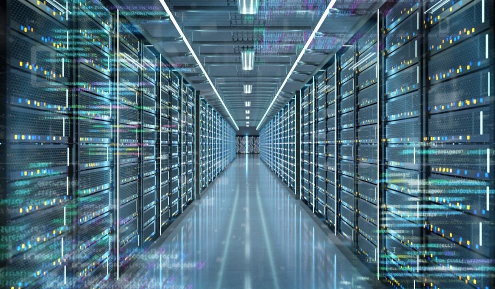 В России обсуждают создание спецэнергозон для дата центров и искусственного интеллекта Как сообщают Ведомости проект обсуждается отраслевыми ассоциациями ИТ компаниями и Минэнерго В таких зонах планируется установить особый режим энергоснабжения для центров обработки данных ЦОД   Для участников спецэнергозон предлагают ввести единый тариф на передачу электроэнергии и установить фиксированные сроки технологического присоединения к сетям Также обсуждается создание специализированных гарантирующих поставщиков энергии Финансирование инфраструктуры может осуществляться из федерального или региональных бюджетов ℹ  Необходимость спецзон вызвана дефицитом мощностей в Москве где сосредоточено 76 всех ЦОДов и прогнозируется энергодефицит до 4 ГВт Один крупный ИИ кластер потребляет 50 100 МВт что сравнимо с целым промышленным районом Кроме того ИИ стойки потребляют в 3 5 раз больше энергии от 25 кВт чем в обычных коммерческих дата центрах Эксперты отмечают что ИИ ЦОДы можно размещать в энергопрофицитных регионах с холодным климатом для экономии на охлаждении К наиболее перспективным территориям относят Сибирь и Дальний Восток Ленинградскую область Поволжье Урал и регионы ПФО и УФО В таких районах запуск объекта возможен за 1 год в то время как в других локациях процесс может занимать от 5 до 7 лет Медиаканал АЦТЛ Присоединяйтесь к нам в MAX