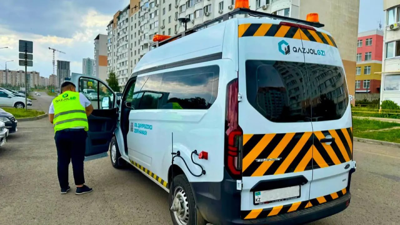 В Казахстане начала работу первая передвижная лаборатория для оценки качества автодорог Об этом сообщили в КазДорНИИ. По словам специалистов, новый мобильный комплекс позволяет перейти от обычных визуальных проверок к точным инструментальным измерениям. Оснащённый цифровыми приборами и сенсорами автомобиль анализирует состояние покрытия, уклоны, сцепление, дорожные знаки, разметку и освещение, а также выявляет потенциально опасные участки и предлагает меры по их устранению. В институте отметили, что это шаг к созданию единой базы дорожных рисков и внедрению интеллектуальных систем управления безопасностью на дорогах.