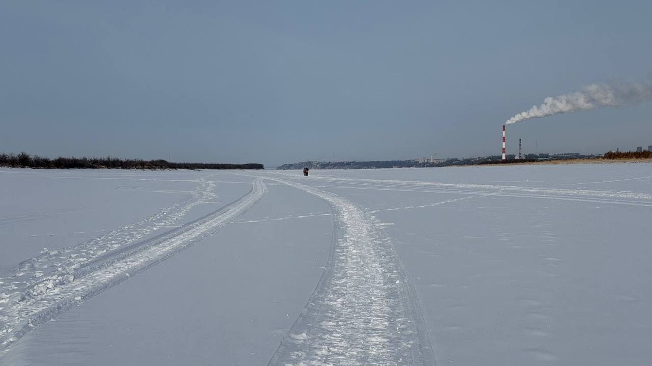 Новая традиция хабаровчане массово гуляют на соседние острова по Амуру Благодаря длинным выходным у хабаровчан появилась новая традиция пешие прогулки по льду Амура Горожане переходят на противоположный берег чтобы в спокойной обстановке выпить чаю и полюбоваться панорамой города Особенно популярны такие вылазки среди семей и дружеских компаний Прочитать статью полностью Подписаться на DVHAB   Написать в DVHAB