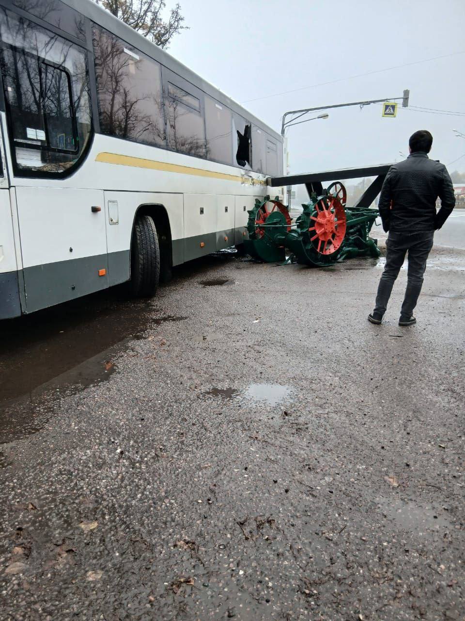 В Бронницах автобус на остановке Сельхозтехника сбил памятник трактору Универсал 2 Исторический монумент получил значительные повреждения mosreg поток