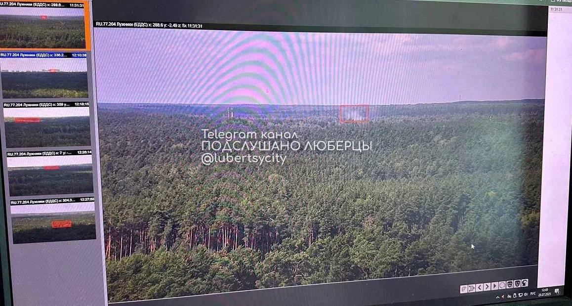 Треть пожаров в Подмосковье помог найти ИИ.  В этом году удалось найти 39 возгораний на площади более 50 га. Время реагирования сократилось на 40 минут.  Всего в регионе установлено 134 камеры с обзором 360°, которые охватывают 100% лесов. В ближайшее время добавят ещё 5 комплексов  «В области работает специальная система выявления и противодействия лесным пожарам, которая включает 4 уровня мониторинга: наземное патрулирование, видеомониторинг, авиапатрулирование  в том числе с использованием БПЛА  и космический мониторинг», — отметил губернатор Андрей Воробьев.  Подслушано Люберцы