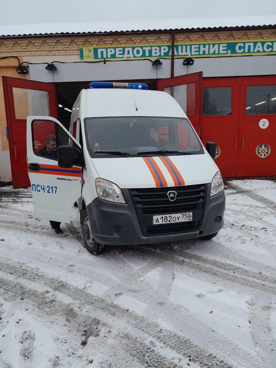 Работа в связке спасатели помогли медикам госпитализировать больных   В округе Егорьевск работники ПСЧ 217 и ПСЧ 282 Мособлпожспас оперативно помогли медикам транспортировать двух пенсионеров которым требовалась срочная медпомощь 1   В первом случае спасатели помогли 90 летней женщине с подозрением на перелом тазобедренного сустава Работники ПСЧ 282 зафиксировали пенсионерку на жёстких носилках аккуратно спустили её со 2 го этажа и перенесли в машину скорой 2   Во втором случае 85 летнего мужчину нужно было эвакуировать с 7 го этажа многоквартирного дома Работники ПСЧ 217 на мягких носилках бережно спустили больного на лифте вниз и передали медикам Нуждающихся в медпомощи пенсионеров оперативно доставили в больницу   Подпишись на нас в MAX