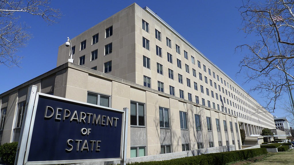 Госдепартамент США в воскресенье распространил предупреждение о безопасности, призвав американских граждан за рубежом соблюдать повышенную осторожность. "Существует вероятность акций протеста, направленных против граждан и интересов США за границей", — говорится в заявлении.