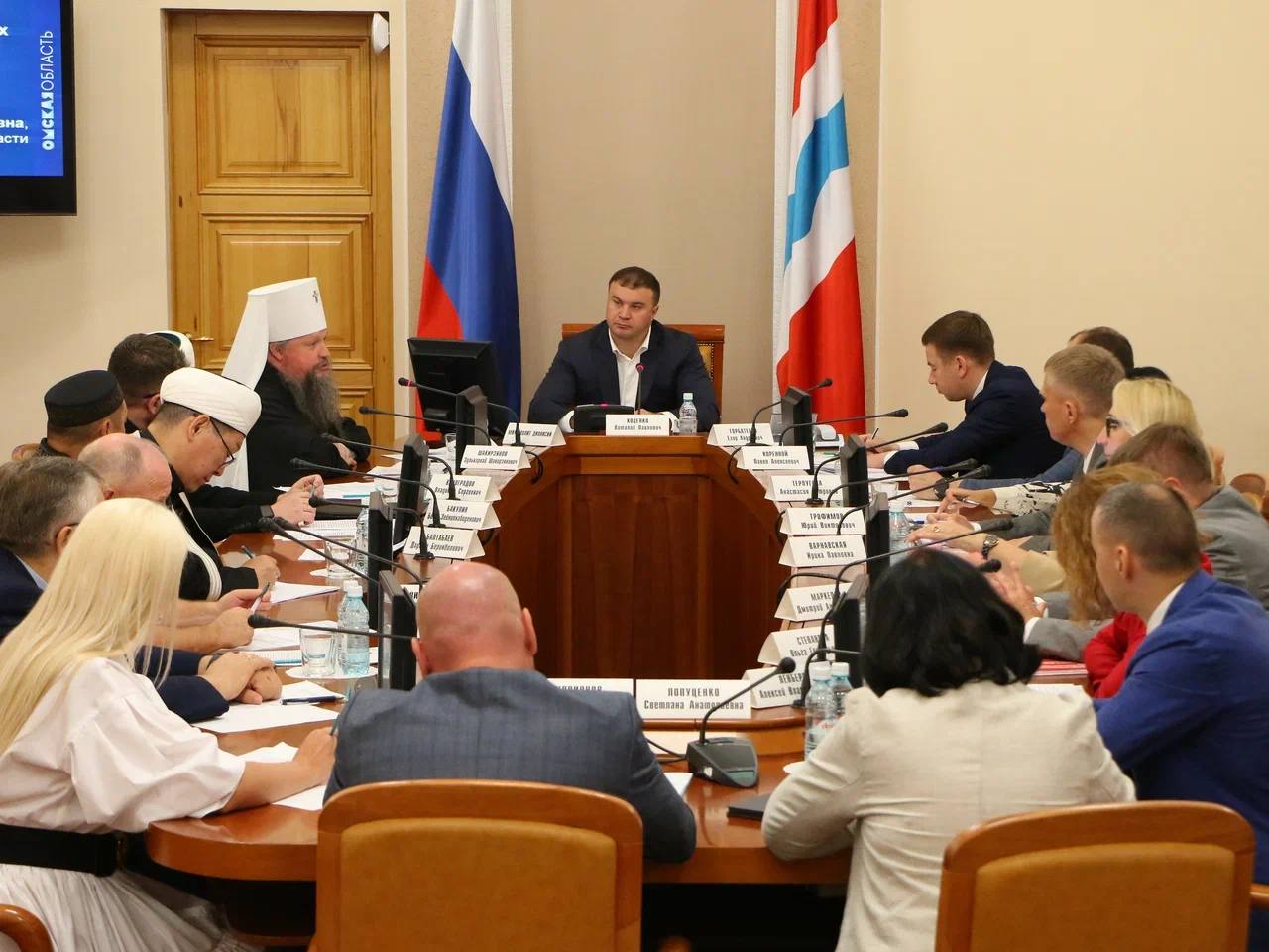 На очередном заседании Совета по сохранению и укреплению традиционных духовно-нравственных ценностей обсудили с коллегами вопросы воспитания молодёжи, демографии и укрепления института семьи. Омская область сохраняет один из самых низких показателей по числу искусственных прерываний беременности в Сибирском федеральном округе. У нас в регионе ведется системная работа по консультированию женщин, находящихся в репродуктивном выборе. Как доложил министр здравоохранения Омской области Дмитрий Анатольевич Маркелов, в первом полугодии 2025 года более половины женщин, прошедших подобное консультирование, приняли решение о сохранении беременности. У нас 30 из 31 частной медицинской организации добровольно отказались от проведения абортов. Кроме того, 4 частные медицинские клиники в Омской области отказались от лицензии на этот вид медицинской деятельности.