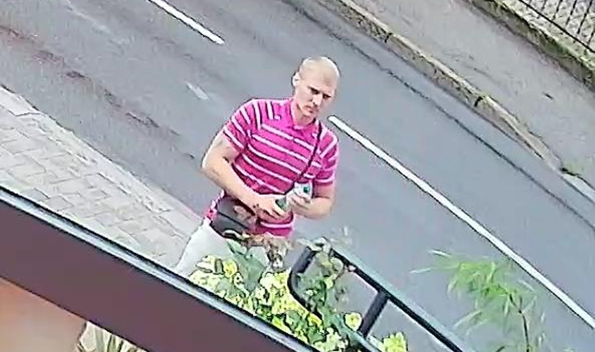 В Каунасе появился вор -"ботаник"   В каунасском районе Жалякальнис, на ул. Аукштайчу, работников цветочного магазина Gėlių Bistro терроризирует мужчина – он крадет растения в горшках  .  „Сначала украл цитрусовое дерево, потом оливковое дерево и магнолию“, – жалуются работники.    ‍ Они не могли сразу обратиться в полицию, потому что не было доказательств.   Если вы располагаете информацией о подозреваемом, звоните по номеру 112.  www.delfi.lt/a/120128318