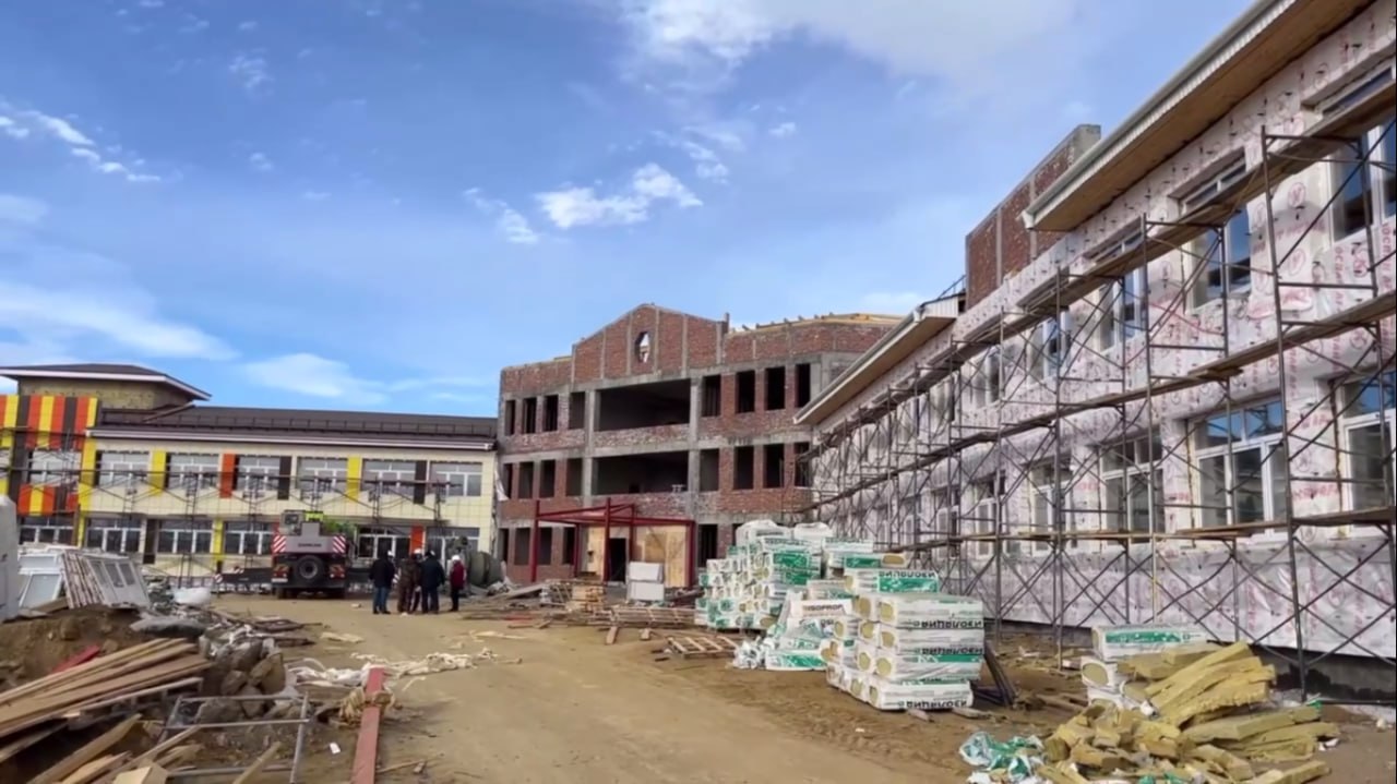 В селе Сосново Озерское Еравнинского района продолжается возведение новой школы Сейчас объект готов на 60 Подрядчик уже завершил бетонные работы и заполнил стены из кирпича Отставаний от графика нет Об этом рассказали в Минстрое республики В настоящее время рабочие занимаются утеплением и монтажом фасадов отопления а также укладкой плитки и прочими отделочными работами Подходит к концу устройство внутренних перегородок На объекте трудятся 69 человек с привлечением 13 единиц техники Закончить строительство планируют до конца этого года бурятия bur24