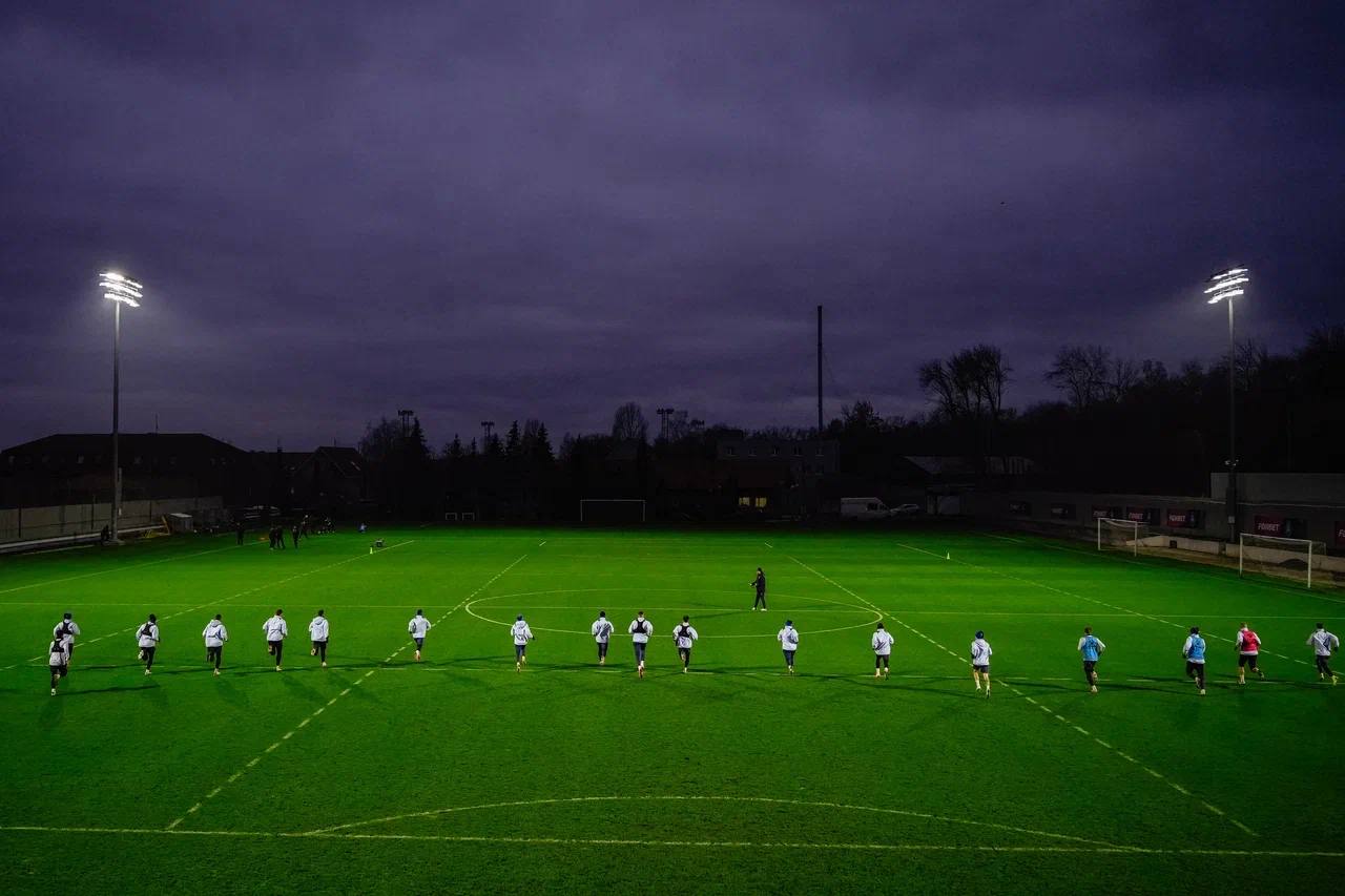 Крылья Советов частично погасили долг перед РТ Капиталом Осталось выплатить менее половины суммы Самарский футбольный клуб Крылья Советов погасил более половины долга перед ООО РТ Капитал Клуб выплатил компании 535 млн рублей это большая часть задолженности кредитору Выплате поспособствовала продажа в декабре самарского Дома промышленности Сумма сделки составила около 321 млн рублей Покупателем залогового объекта недвижимости выступило ООО ПензаТракСервис Общая сумма долга Крыльев Советов составляла 926 млн рублей Осталось выплатить ещё 391 млн рублей По словам врио вице губернатора Самарской области председателя совета директоров ПФК Крылья Советов Дмитрия Яковлева все денежные вопросы по долгу планируется закрыть до 1 февраля В начале этого года ООО РТ Капитал дочерняя компания Ростеха подало иск о взыскании долга с футбольного клуба В иске говорилось что клуб обращался в Ростех за кредитной помощью Основной срок погашения задолженности истек в 2016 году Как отмечалось с тех пор клуб не выполняет взятые на себя обязательства В рамках судебного дела компания была готова заключить мировое соглашение при предоставлении поручительства от региональных властей банковской гарантии или залога ликвидных объектов недвижимости Однако сторонам так и не удалось договориться В 2011 году Новикомбанк который выдал футбольному клубу более 900 млн рублей в кредит получил Дом промышленности в качестве залога В 2016 году ООО РТ Капитал структура Ростеха перекупило у Новикомбанка право требования долга В этом году арбитражный суд обязал самарский футбольный клуб выплатить долг компании На судебном заседании представитель ФК просили отложить разбирательство чтобы договориться с истцом о рассрочке однако РТ Капитал потребовала вернуть весь долг в 2025 году