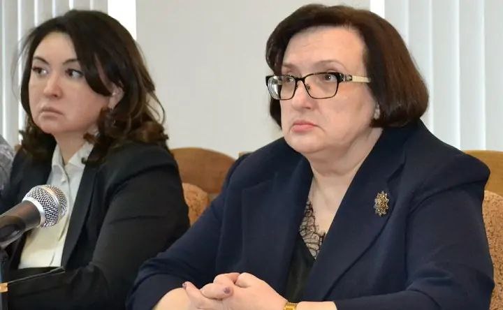 Бывший председатель Ростовского областного суда Елена Золотарева, в отношении которой расследуется уголовное дело, не признала вину в получении взяток. Об этом сообщили в объединенной пресс- службе судов Краснодарского края.  Взяток не брала вообще Золотарева. Только благодарности за правильно вынесенные приговоры.