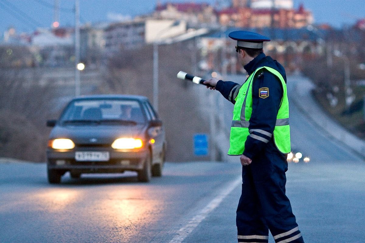 Автомобили со специальными камерами теперь фиксируют нарушения ПДД во Владивостоке  Во Владивостоке стали ездить машины, оборудованные системами видеонаблюдения, которые автоматически находят нарушителей правил дорожного движения. Эти камеры фиксируют такие нарушения, как превышение скорости, неправильная парковка, отсутствие включенных фар, непристёгнутые ремни безопасности и использование мобильного телефона за рулём. Правительство Приморского края намерено увеличить число маршрутов, по которым будут двигаться эти автомобили.