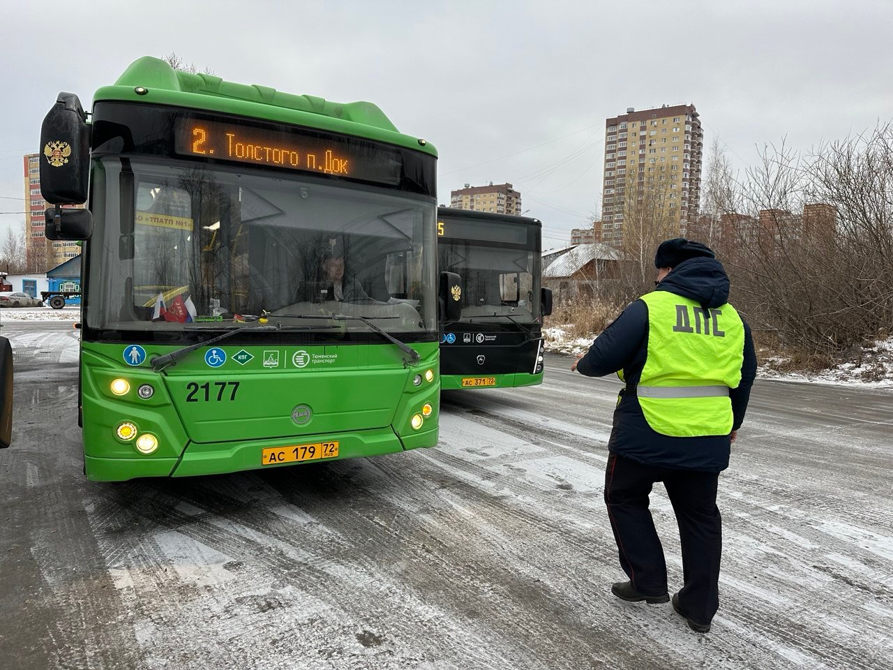 Безопасный автобус, безопасный маршрут  На минувшей неделе в рамках рейдов с участием сотрудников Госавтоинспекции, представителей городского департамента дорожной инфраструктуры и транспорта и Тюменьгортранса более 50 автобусов городских маршрутов были осмотрены на предмет обеспечения безопасности пассажирских перевозок.  - Мы проверяем техническое состояние транспортных средств: работу фар, дворников, аварийных сигналов, подачи жидкости для омывания стекол... Кроме того, наличие огнетушителей, аптечек. Смотрим путевые листы, соблюдение режима труда и отдыха водителей, – рассказывает государственный инспектор технического надзора отдела Госавтоинспекции Александр Портнягин. – Проводим профилактическую беседу по соблюдению Правил дорожного движения. Указываем на необходимость быть бдительными, не совершать резких движений во время маршрута, смотреть в зеркала, разъясняем основные нарушения, что приводят к ДТП с автобусами на территории областного центра.  Подробности.