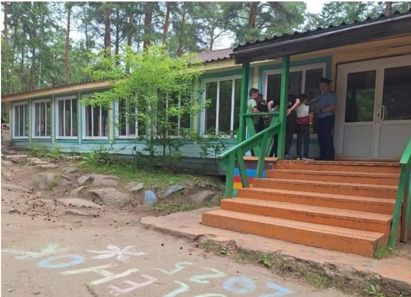 «Это самый отвратительный лагерь». Родители массово жалуются на условия в местах детского отдыха    В Екатеринбурге родители забирают детей из загородного лагеря «Орленок»: жилые корпуса оказались без ремонта, комнаты переполнены, туалеты и душевые находятся за территорией лагеря.  «Это самый отвратительный лагерь, забрала трех детей через неделю», — рассказала екатеринбурженка Елена.  Туроператор «ТурЭкспоСервис» пообещал вернуть деньги родителям, которые забрали детей. В лагере побывала прокуратура — ведомство проверит условия отдыха;    Учительница из Санкт-Петербурга организовала «лагерь» на дачном участке в Тверской области и отвезла туда 9 детей, включая двух своих. Условия жизни на даче не были комфортными, о чем соседи по участку сообщили в надзорные органы. Следком завел на педагога уголовное дело по п. «б» ч. 2 ст. 238 УК РФ  оказание услуг, не отвечающих требованиям безопасности ».  Предположительно, дети были «трудными», а педагог забрала их «на перевоспитание»;    Белгородец пожаловался на условия в лагере в Ленинградской области — туда детей отправили на отдых с приграничной территории.  «Сегодня наши дети прибыли в пункт отдыха! Сказать, что мы все в шоке — ничего не сказать! Это уже входит в норму — селить детей Белгорода в бомжатники?», — возмутился он в соцсетях губернатора Вячеслава Гладкова.  Ему пообещали разобраться с жалобой. В какой именно лагерь был отправлен ребенок, не говорится.    Только за прошлую неделю широкую огласку получили два случая насилия над детьми в лагерях — физического и сексуального. В спортлагере «Сосновый бор» Красноярского края подростки надругались над 10-летним мальчиком. Чтобы молчал, избивали. Заведено уголовное дело. На Камчатке в лагере избили девочку, засунув ее головой в тумбочку. Видео попало в сеть, идет прокурорская проверка.  О том, почему в регионах не хватает детских лагерей, а у родителей — денег на дорогостоящие путевки, читайте в материале «НеМосквы».  Фото: E1.RU, прокуратура Тверской области