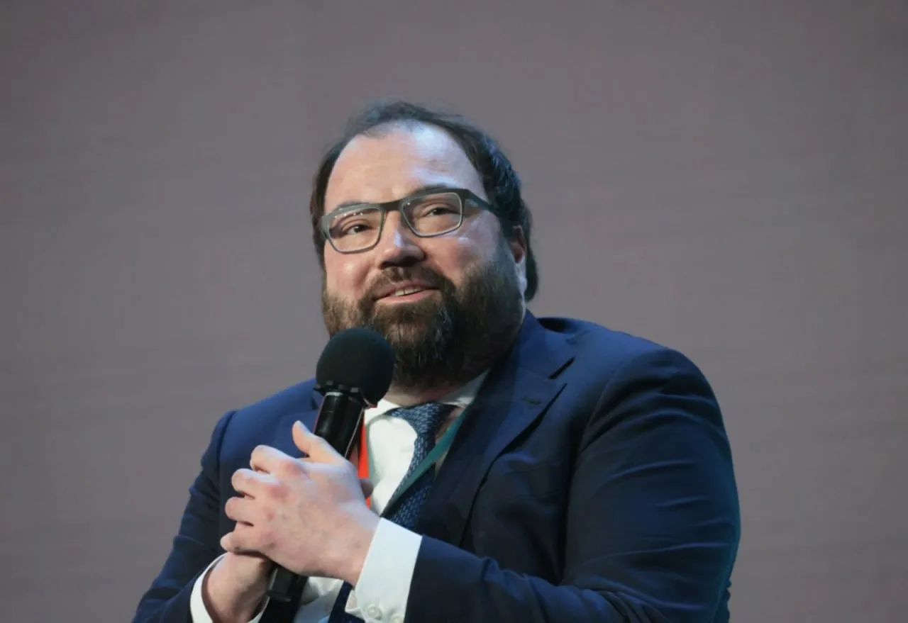 Коммерсант пишет что Минцифры РФ зафиксировало замедление темпов роста инвестиций в российские телекоммуникации и IT сектор Прирост вложений в отрасль по отношению к показателям 2020 года составил 37 4 при ожидавшихся 46 7 В ведомстве считают что это связано с высокой ключевой ставкой макроэкономической неопределенностью и эффектом высокой базы 2024 года в IT сегменте С блокировками и замедлениями это конечно же не связано Твёрдо и чётко Просто ставка большая Была бы поменьше инвесторы бежали бы наперегонки А то что любой сайт может в любой момент отвалиться а интернет могут неожиданно отключить это только на пользу Инвестиционный климат с изюминкой Подпишись в MAX voenkorKotenok