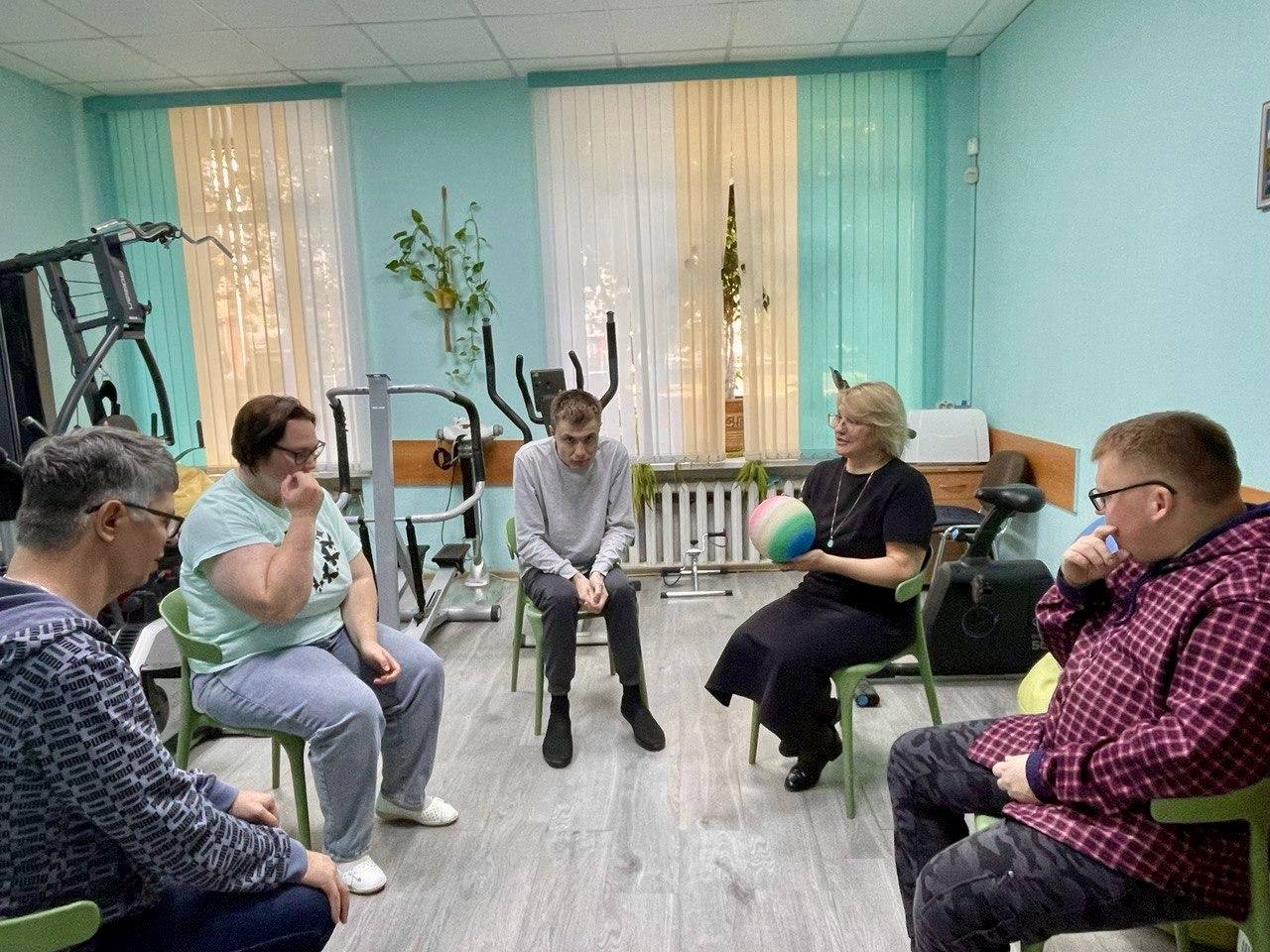 В Домодедово начала работу Школа возможностей для молодёжи с инвалидностью На базе комплексного центра социального обслуживания и реабилитации Домодедовский открылась Школа возможностей для молодых людей с инвалидностью В школе предлагают комплексную помощь в социальной адаптации и физическом оздоровлении Программа включает мероприятия по развитию трудовых навыков творческих способностей и физической активности Важное место в программе занимают занятия по труду на которых ребята развивают бытовые умения и могут проявить себя в практической деятельности Участники могут посещать творческие мастер классы где пробуют себя в различных видах искусства от живописи и рукоделия до театра Эти занятия помогают развивать креативность и уверенность в себе Также организуются спортивные мероприятия которые способствуют укреплению здоровья и формированию командного духа Занятия с молодыми инвалидами это не только возможность для их развития но и источник радости и вдохновения как для самих участников так и для нас специалистов работающих с ними рассказывает специалист социального центра Записаться на занятия можно по телефону 7 496 793 28 50 или обратившись в центр по адресу Московская область г Домодедово ул Советская д 8 Фото министерство социального развития Московской области Подписывайся на наш канал в MAX