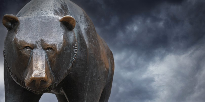 Китайский трейдер заработавший 3 млрд на золоте поставил 300 млн на падение серебра Китайский трейдер Бянь Симин с начала 2022 года заработал почти 3 млрд на бычьих ставках на золотые контракты на Шанхайской фьючерсной бирже Теперь он сделал крупнейшую ставку на падение серебра на бирже она оценивается почти в 300 млн пишет Bloomberg Сейчас у него есть короткая позиция по серебру на 30 000 контрактов или около 450 тонн серебра Благодаря этой ставке Бянь Симин получил бумажную прибыль примерно 2 млрд юаней 288 млн на фоне резкого падения цены на драгоценный металл с прошлой недели На торгах в четверг 5 февраля серебро снова дешевеет Контракты на серебро потеряли более 16 что почти наверняка значительно увеличит выручку трейдера пишет издание Подробнее Заработавший 3 млрд на золоте трейдер поставил на падение серебра Фото Shutterstock Подписаться на канал Мы в MAX