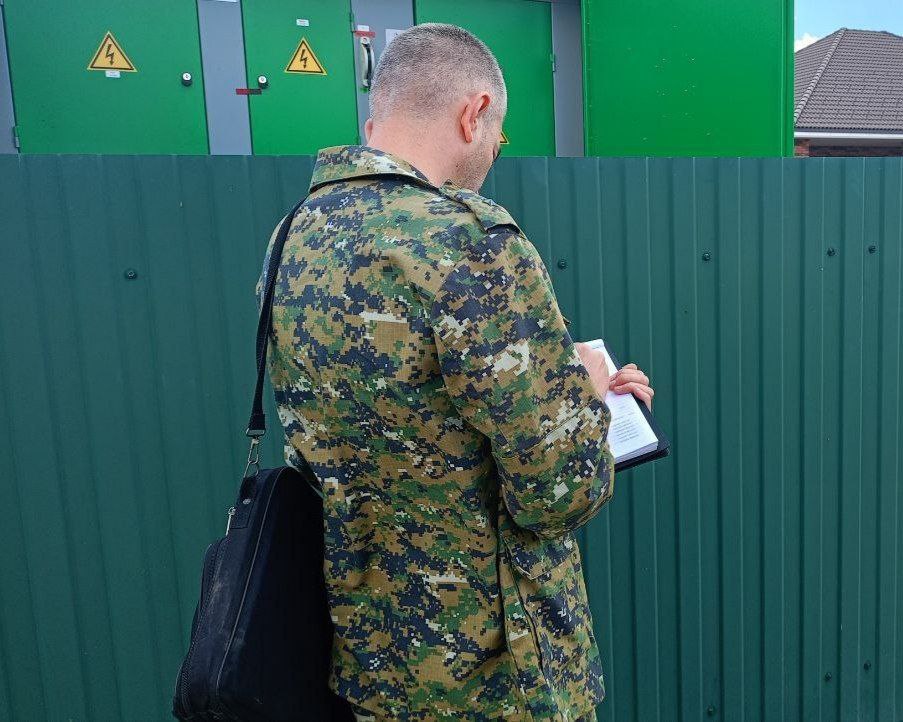 В Новоаннинском районе электромонтёр погиб от удара током 12 сентября 2025 года в хуторе Красногорский Новоаннинского района обнаружили тело электромонтёра По предварительным данным мужчина погиб от удара электрическим током Следственный комитет возбудил уголовное дело по статье о нарушении требований охраны труда повлекшем смерть Следователи выяснили что утром бригада электромонтёров прибыла к трансформаторной подстанции Один из работников отключил часть оборудования и открыл дверь высоковольтной секции В этот момент его смертельно поразил ток Мужчина скончался на месте происшествия Идет расследование          Подписаться