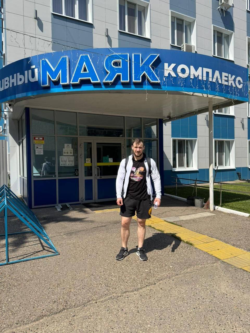 Готовится к чемпионату России  Прямо сейчас спортсмен «Сибирских медведей» Даниэль Кузьмичев находится в Зеленодольске, на спортивной базе «Маяк», где усиленно тренируется перед важным стартом.    С 9 по 14 августа в Санкт-Петербурге пройдет чемпионат России по тяжелой атлетике. Именно там новоуренгойский спортсмен будет представлять Ямал.   Тренируется спортсмен под руководством тренера-преподавателя Станислава Пермякова.   Центр спорта   NUR