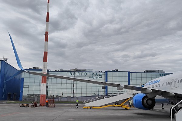 Несколько рейсов задержано в аэропорту Волгограда из-за непогоды Неблагоприятные метеоусловия осложнили работу аэропорта Волгограда, несколько рейсов задерживаются. Об этом сообщает "Интерфакс" со ссылкой на пресс-службу авиапредприятия. "В аэропорту Волгограда задерживаются рейсы из-за неблагоприятных метеоусловий", – сказал сотрудник пресс-службы. По данным онлайн-табло аэропорта, вылет рейса в Санкт-Петербург перенесен с 12:50 на 17:40, в Москву "Победа" – с 17:40 на 18:20, в Москву "Россия" – с 17:50 на 19:20. Также задерживается прилет рейсов из Самары, Москвы, Екатеринбурга и Санкт-Петербурга. aviaru.net/n284296