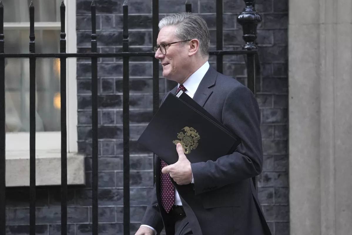 Члены кабмина Британии потребовали от Стармера отставки главы его аппарата Моргана Максуини Об этом пишет The Times Согласно изданию некоторые сотрудники канцелярии вбросили в прессу информацию о якобы планах главы Минздрава Уэза Стритинга сместить Стармера с поста премьера По мнению министров Максуини должен быть отправлен в отставку если выяснится что он заранее знал о готовящихся действиях своих подчиненных