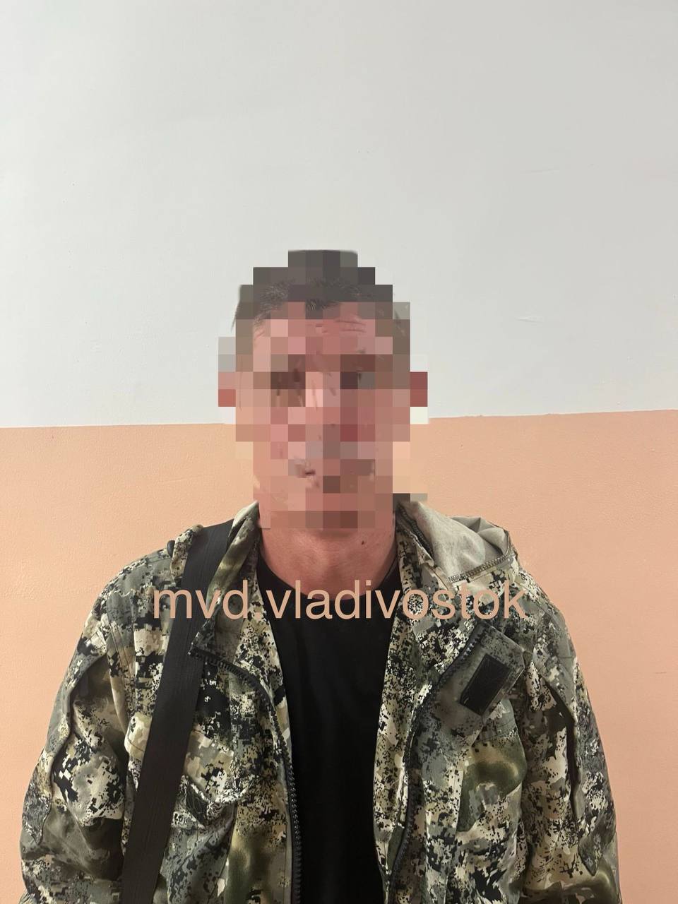 Во Владивостоке полицейские задержали подозреваемого в вандализме   В ходе мониторинга социальных сетей полицейские обнаружили публикацию о том, что неизвестный повредил статую тигра, расположенную на улице Тигровой.   ‍ Сотрудники полиции установили личность подозреваемого в данном инциденте гражданина.    ‍ 46-летний житель села Хороль в отделе полиции сознался в содеянном. Мужчина полностью возместил ущерб, причиненный своими действиями.   По данному факту возбуждено уголовное дело по части 1 статьи 214 Уголовного Кодекса Российской Федерации.    Полиция Приморья