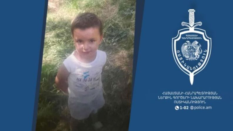 В Гегаркуникской области разыскивают 3 летнего Тиграна На всей территории села Цапатах продолжаются поиски пропавшего трехлетнего ребёнка По словам главы села Давида Гзогяна задействованы полицейские спасатели добровольцы дроны и служебные собаки Пока результатов нет Ребенок пропал возле дома Поиски продолжаются уже вторые сутки Напомним 27 октября около 18 00 в полицию поступило сообщение о том что житель села Цапатах Гегаркуникской области Тигран Ованесов 2022 г р около 16 30 пропал без вести Всех кто располагает какой либо информацией о местонахождении ребенка просят обратиться в ближайший отдел полиции или позвонить по телефонам 1 02 либо 911 Подпишитесь и следите за обновлениями   panorama russ
