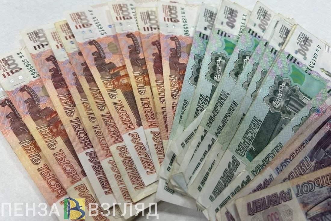 Росстат назвал среднюю номинальную зарплату в Пензенской области Росстат опубликовал данные о среднемесячной номинальной начисленной зарплате работников организаций Пензенской области В январе июле 2025 года в Пензенской области этот показатель составил 64 тысячи 549 рублей Прирост по сравнению с аналогичным периодом прошлого года 18 2 При этом в июле 2025 года жители региона в среднем зарабатывали 68 тысяч 129 рублей на 17 8 больше чем в июле минувшего года Уровень зарегистрированной безработицы в Пензенской области на конец августа текущего года составляет 0 3 Таким же был уровень безработицы в регионе по состоянию на август прошлого года   Подписаться на Пенза Взгляд в ТГ Подписаться на Пенза Взгляд в MAX