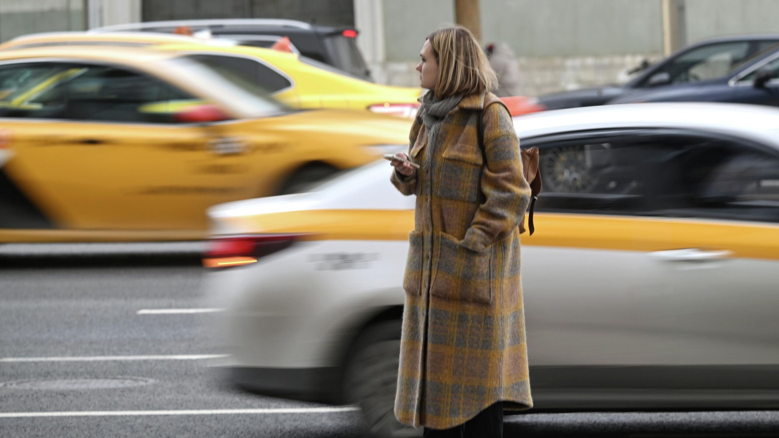 Госдума на пленарном заседании приняла во втором чтении законопроект о введении 25 региональной квоте для личных автомобилей таксистов не соответствующих требованиям локализации Документ был внесен на рассмотрение палаты парламента 10 июля группой депутатов Госдумы Инициативой изначально предлагалось только уточнить правила выдачи разрешений на осуществление деятельности по перевозке пассажиров и багажа легковым такси таким образом что самозанятые таксисты смогут работать в любом регионе России а не только по месту регистрации Ко второму чтению в документ были внесены поправки одной из которых в частности устанавливается квота в размере 25 на локализованные транспортные средства для самозанятых водителей Кроме того предусматривается что обязанность использовать только транспортные средства которые учтены в региональном реестре такси до 1 января 2033 года не будет распространяться на таксистов частников