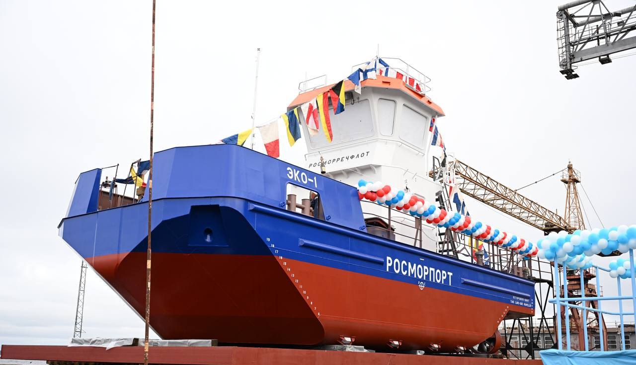 Второй нефтемусоросборщик проекта NE028 ЭКО 1 спустили на воду в Петрозаводске Серия из двух судов строится на Онежском судостроительно судоремонтном заводе по заказу Росморпорта Модернизация мощностей предприятия была обеспечена благодаря поддержке Главы Карелии Артура Парфенчикова и регионального Правительства а также работе государственной комиссии по празднованию 100 летия республики во главе которой стоял на тот момент Секретарь Совета Безопасности РФ а ныне Помощник Президента страны председатель Морской коллегии Николай Патрушев Сегодня в столице Карелии спустили на воду нефтемусоросборщик проекта NE028 ЭКО 1 Это второе судно из серии строящееся по заказу ФГУП Росморпорт по проекту АО Нордик Инжиниринг компании специализирующейся на инжиниринге в сфере судостроения и судоремонта Подробнее по ссылке