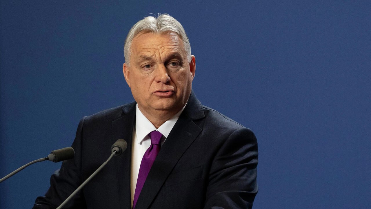 Виктор Орбан заявил о нежелании правительства Венгрии вводить в стране евро Власти не хотят устанавливать ещё более тесные связи с Евросоюзом который находится под угрозой распада пояснил премьер министр Этот вопрос точно не будет стоять в моей повестке дня Если не произойдут радикальные перемены то ЕС останется лишь временным эпизодом в нашей жизни пояснил Орбан в интервью опубликованном венгерской Торгово промышленной палатой Помимо Венгрии среди стран членов объединения единую валюту пока не используют Болгария Дания Польша Румыния Чехия и Швеция Подпишись на Говорит Москва