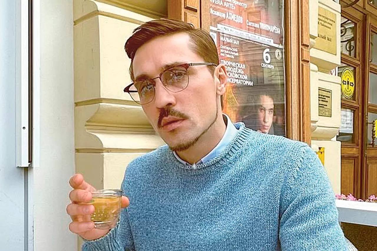 Билан рассказал о страшных последствиях перелома — предонкология и синее колено Три года назад Дима Билан перенес серьезную операцию на ноге после перелома. Тогда врачи обнаружили у певца предонкологию. Тогда певец испытывал невероятный стресс. Бесконечное лечение, боли заставили Билана многое осознать в своей жизни. «Все эти боли, какие-то перевязки, лечения, я до таких слоев начал копать тему смысла жизни, что даже кое-какие операции делал без наркоза, без обезболивающих. Из-за кошмара, который я пережил, перестал бояться многих вещей. Стараюсь говорить так, чтобы кого-то где-то поддержать. Ведь это вещи, которые заканчиваются благополучно, но они делают нас другими людьми», — поделился исполнитель. Но благодаря квалифицированной помощи медиков, все проблемы артиста со здоровьем остались позади. «Никаких у меня ВИЧ, извините, об этом много писали. Опять же, кишки все доставать не буду. Я абсолютно здоровый человек. Единственное, после перелома, например, у меня система сосудов немножко здесь, на левой ноге, поехала — синее колено. А в остальном прям все, слава богу, хорошо», — рассказал Билан в интервью Надежде Стрелец. 7Дней
