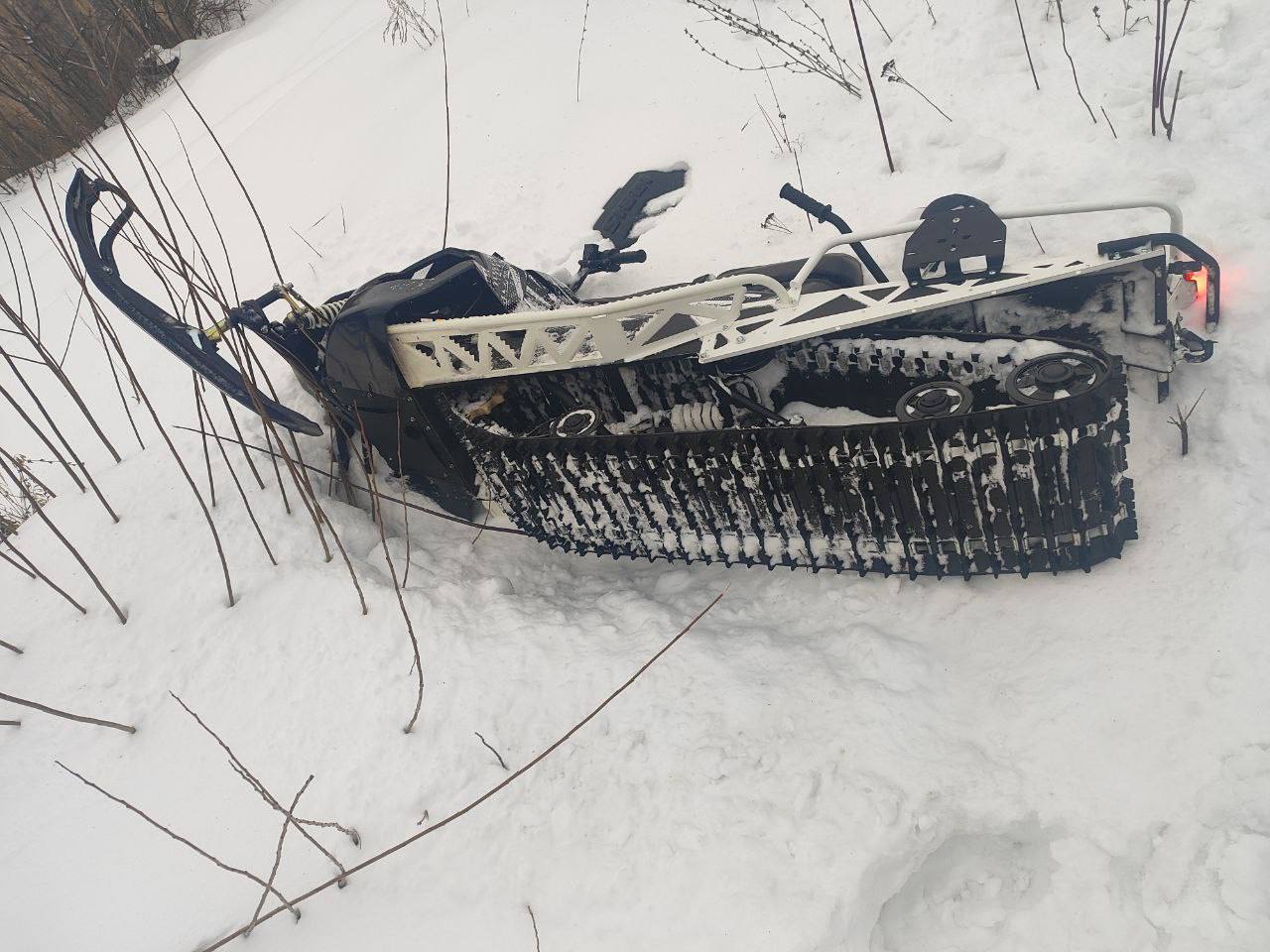 Фотографии с места столкновения поезда со снегоходом.   -info