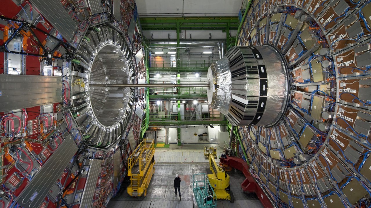 РАЗРАБОТАНА ПЛАТА КОНЦЕНТРАТОР ДЛЯ СУПЕРКОЛЛАЙДЕРА NICA Специалисты Томского государственного университета создали и протестировали экспериментальный образец платы концентратора Это устройство предназначено для преобразования огромных объемов данных поступающих с детекторов суперколлайдера в формат пригодный для дальнейшего анализа Платы будут использовать на российском суперколлайдере NICA в Дубне К началу эксперимента SPD spin physics detector на коллайдере запланированного на 2028 год необходимо обеспечить готовность электроники и программного обеспечения Главная задача эксперимента воссоздать при помощи сверхпроводящего коллайдера то состояние Вселенной в которой она находилась сразу после Большого Взрыва а именно кварк глюонную плазму исследовать свойства этой материи динамику ее формирования и распада Это позволит человечеству приблизиться к разгадке самой большой тайны того как возникла Вселенная как взаимодействуют барионы строительные блоки материи из которой состоят звезды и планеты Результаты эксперимента SPD помогут проверить теорию Большого взрыва Либо если она будет опровергнута выйти на другие гипотезы возникновения Вселенной Первый сеанс экспериментов на ускорителе NICА Nuclotron based Ion collider facility стартовал весной 2025 года Источник ТГУ времявперёд