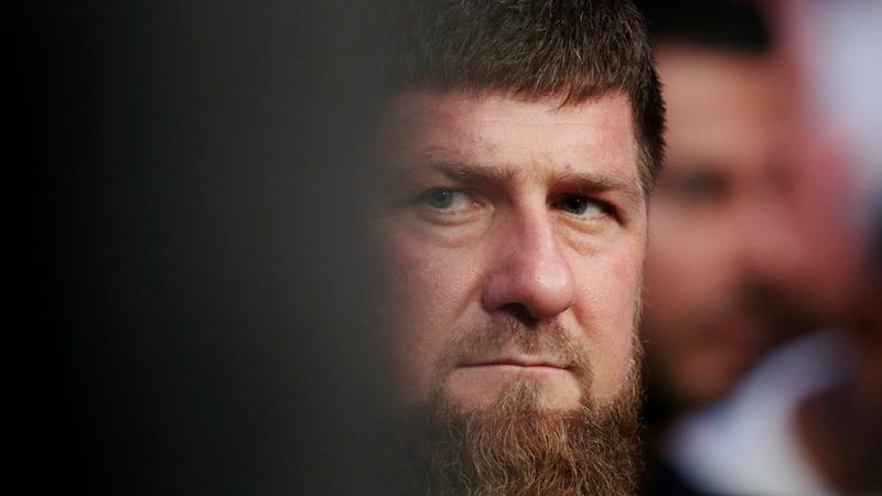 Кадыров прокомментировал информацию о своей скорой смерти Глава Чечни опубликовал видео с рассуждениями о жизни и смерти и в подписи к нему призвал не тратить жизни на распространение «пустых слухов» и сеяние смуты, пишет rbc.ru.