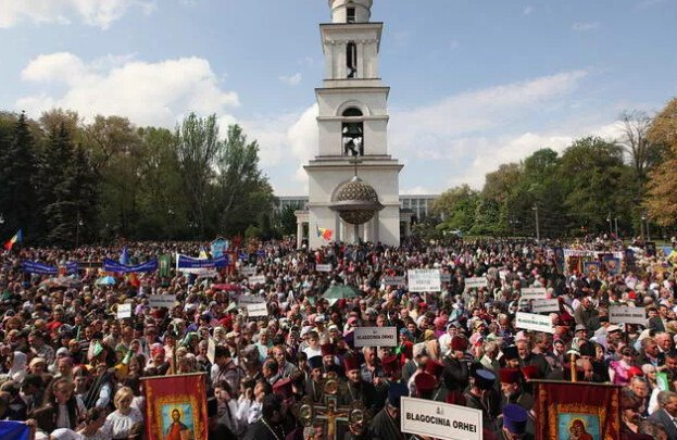 Православных священников Молдовы обвиняют в паломничестве в Россию и покупке голосов во время прошедших выборов Архиепископ Бельцкий и Фалештский Маркелл в эфире телеканала TVC21 обратил внимание на действия молдавских властей и полиции, которая массово штрафует священнослужителей Молдавской митрополии за совершенные ими паломничества. «Не будь паломничества в Россию они бы по любому нашли какой-то повод, чтобы на нас открыть гонения», – подчеркнул архиерей. Также иерарх акцентировал внимание на том, что власти Молдовы, в том числе в лице полиции, вызывают, приглашают, посещают священников ПЦМ, составляют протоколы, штрафуя их на 25 тысяч лей и на 37,5 тысяч лей за якобы какое-то получение денег на покупку голосов во время прошедших выборов. «Наша Церковь всегда была с народом. Эти временщики, которые управляют сегодня Молдовой, хотят просто унизить и уничтожить Церковь. Я взываю к вам - встаньте в защиту веры, встаньте в защиту нашей Церкви!» – обратился к верующим архиепископ Маркелл. Южная служба новостей