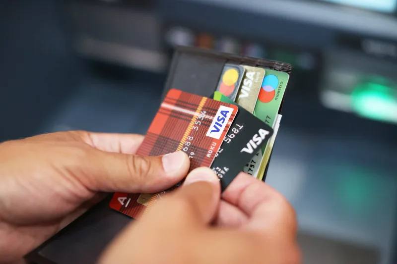 Карты «Мир», Visa и Mastercard с истёкшим сроком начнут блокировать.  Центробанк отменяет послабления, которые позволяли пользоваться картами Мир, Visa и Mastercard даже после истечения их срока действия — это правило ввели в 2022 году из-за санкций и проблем с поставками пластика и чипов. Теперь карты с истёкшим сроком постепенно начнут блокировать, и банки будут требовать перевыпуск таких карт для продолжения использования.  Наш второй канал РУПОСТ 18+   Подписывайтесь.