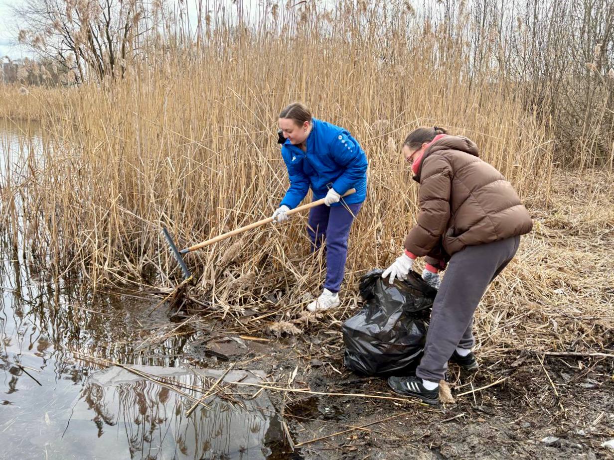 Более 30 тысяч нижегородцев сегодня вышли на общегородской субботник, сообщил мэр Юрий Шалабаев По его словам, количество желающих принять участие в наведении порядка в 2,5 раза превысило ожидания чиновников. Общими усилиями сегодня собрали почти 10 тыс кубометров мусора. «Спасибо каждому участнику. Ваше отношение к городу очень ценно!» - отметил глава города. Прислать новость