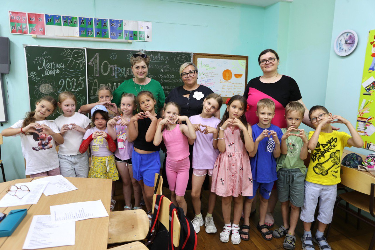 В Анапе продолжается работа пришкольных лагерей С начала летних каникул 29 школ города-курорта приняли на отдых и оздоровление 5080 юных анапчан. Порядка 380 подростков устроены на летнюю занятость в пришкольные лагеря труда и отдыха, где они получают первые профессиональные навыки. 200 школьников активно провели время в палаточных лагерях. Сегодня школу № 7 имени Леонида Севрюкова посетила вице-мэр Наталья Рябоконь. Под чутким контролем педагогов дети из начальных и средних классов играют здесь в подвижные игры, поют песни об Анапе, создают поделки, знакомятся с произведениями русской классической литературы. Ребята постарше в рамках лагеря труда и отдыха заняты общественно-полезными делами: убирают территорию, выращивают растения, помогают библиотекарю, готовят школу к новому учебному году. Важную роль ученики выполняют и в организации питания. В обновленной столовой, на ремонт которой при поддержке Губернатора региона Вениамина Кондратьева по краевой программе «Развитие образования» в прошлом году было выделено более 24 миллионов рублей, школьники помогают на кухне, накрывают столы и поддерживают чистоту.