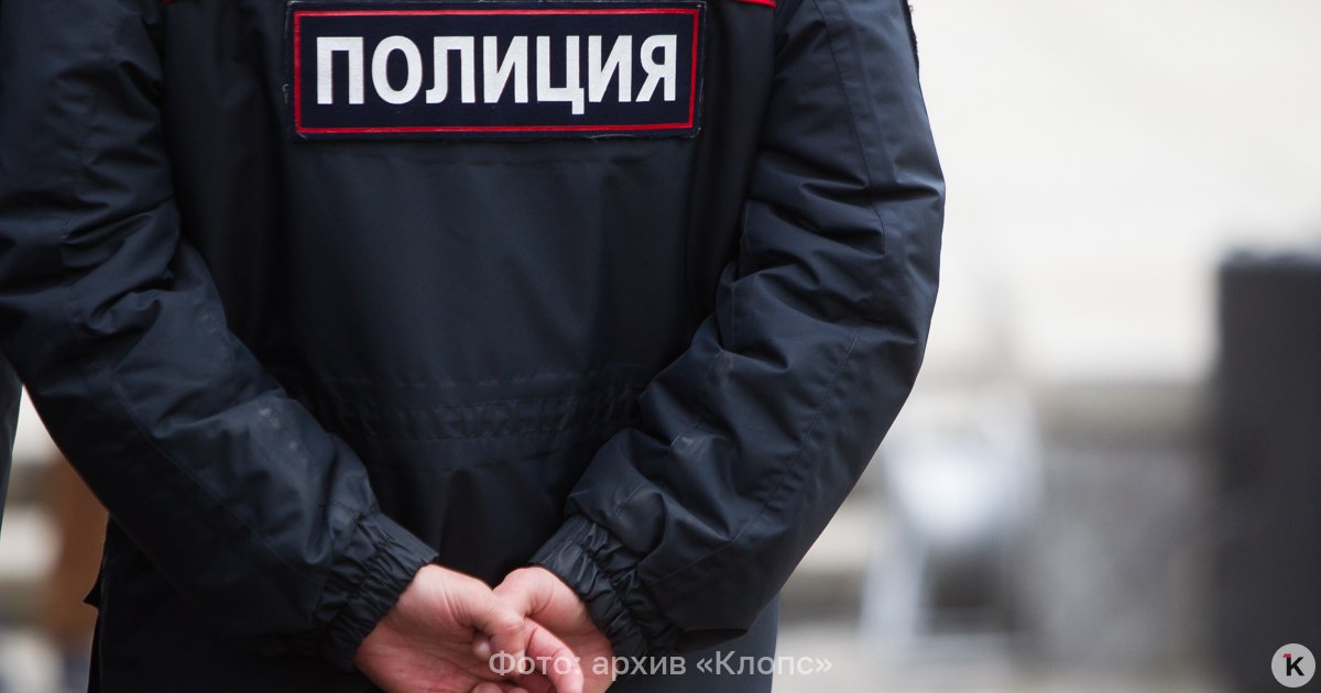 В Нижнем Новгороде привлекли к ответственности мать зацепера В Нижнем Новгороде мать подростка зацепившегося за трамвай и распылившего перцовый баллончик в лицо водителю привлекли к ответственности Об этом во вторник 6 января сообщает РИА Новости со ссылкой на региональное УМВД Вечером 5 января трое подростков двое 12 ти и один 17 ти лет зацепились за новогодний трамвай При задержании один из 12 летних правонарушителей брызнул в лицо водителю трамвая из перцового баллончика С ожогами глаз мужчину доставили в больницу Подростка передали сотруднику подразделения по делам несовершеннолетних В отношении матери 12 летнего нарушителя составлен административный протокол по статье 5 35 КоАП РФ Неисполнение родителями или иными законными представителями несовершеннолетних обязанностей по содержанию и воспитанию несовершеннолетних отмечается в сообщении Сотрудники полиции устанавливают остальных участников инцидента