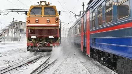 Неоправданно высокие цены на транспортно-экспедиторские услуги для воинских перевозок в 2021 году назначали в АО "KTZ EXPRESS". Это выяснилось во время расследования, проведенного сотрудниками департамента агентства по защите и развитию конкуренции по городу Астана совместно с главной прокуратурой на транспорте РК.   Отмечается, что иногда экспедиторские комиссии, установленные обслуживающих предприятием, превышали допустимые нормы, достигая 30% от себестоимости перевозок по территории Казахстан. Компании назначен штраф в размере 853 тыс тенге с конфискацией монопольного дохода в размере более 10,1 млн тенге.