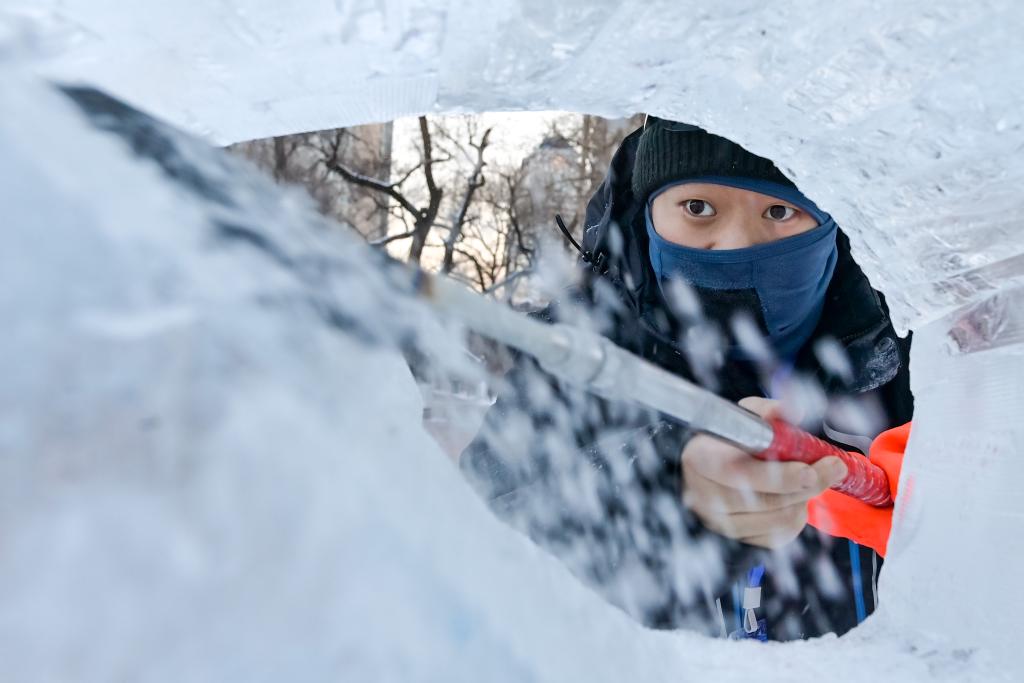 Ледяные скульптуры в Харбине по случаю Нового года Media Харбин 3 января Синьхуа Во время каникул по случаю Нового года в городе Харбин адм центр пров Хэйлунцзян Северо Восточный Китай скульпторы создают ледяные скульптуры для украшения города льда 0 2026 01 03 10 11 15 Full Text