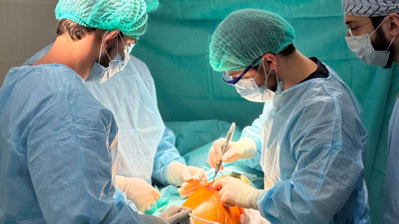 Отцу участника СВО вернули возможность ходить благодаря новому отделению травматологии в Дагестане В Республиканской клинической больнице №2 Госпиталь ветеранов открылось переоснащенное отделение травматологии и ортопедии. Первым пациентом стал Исрапил Магомедов, отец участника СВО, которому была успешно проведена операция по замене тазобедренного сустава. Отделение оснащено современным оборудованием, включая уникальную для Северного Кавказа артроскопическую стойку Артрекс 4к. Операции проводятся бесплатно по ОМС.