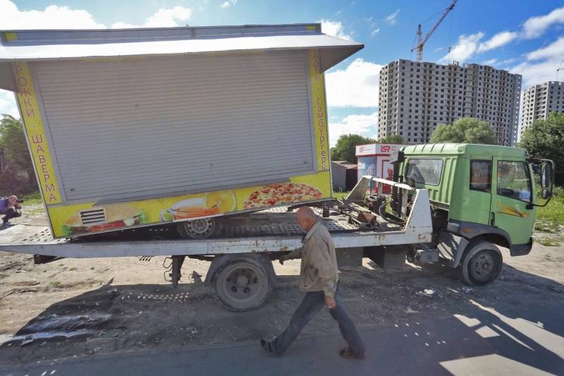 Нейросеть в Петербурге начала выявлять незаконные торговые точки  В июле в городе впервые применили искусственный интеллект для выявления самовольно установленных торговых объектов, сообщили в ГАТИ.  Нейросеть встроили в мобильные комплексы — восемь автомобилей курсируют по 186 маршрутам и фиксируют возможные нарушения.  Первым нарушителем стал владелец киоска в Выборгском районе. Он получил штраф 50 тыс. рублей и предписание согласовать размещение или демонтировать точку. Через месяц по адресу приедет повторная проверка.  Фото: Ковалев Петр / PhotoXPress.ru   Новости РБК Петербург
